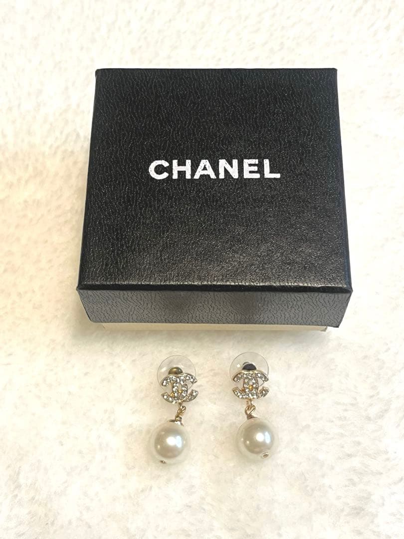 CHANEL シルバーパールダングルピアス