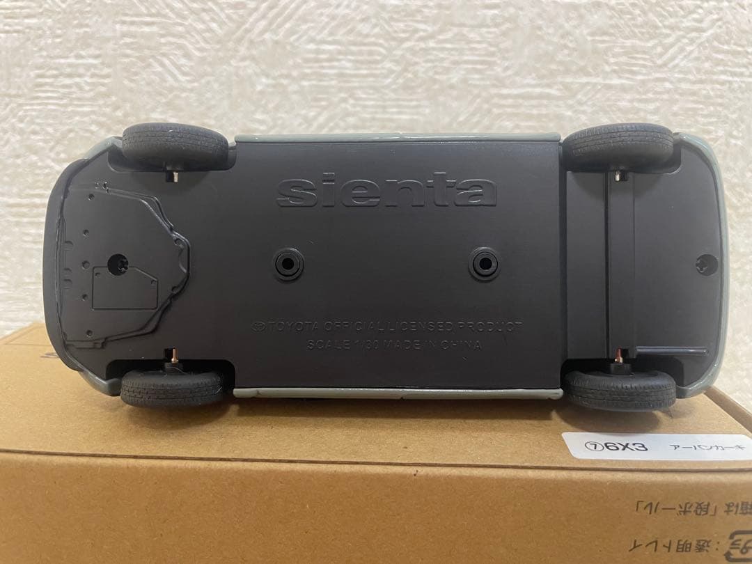 トヨタ シエンタ ミニカー グレー(アーバンカーキ)