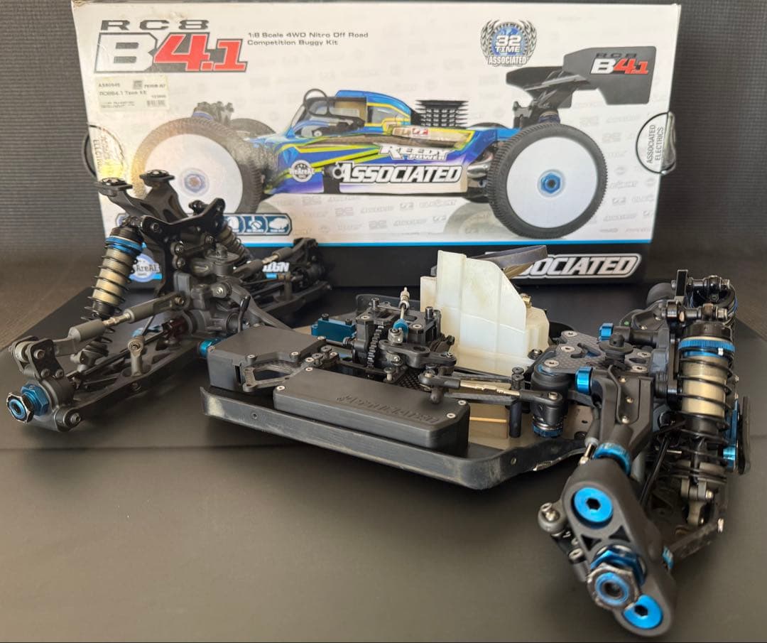Y*i様 associated RC8B4.1 中古品　　オマケ タイヤ付き