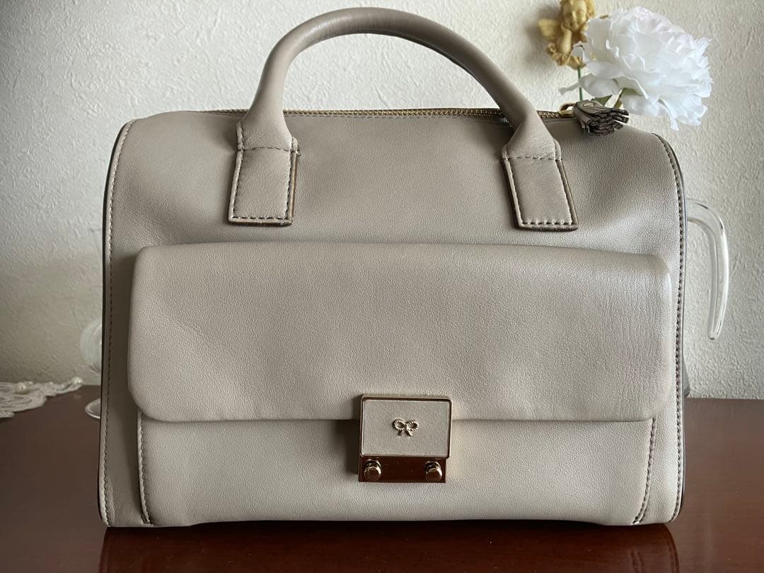 上品なアニヤハインドマーチ ショルダーバッグ グレージュ カーカバレル‼️