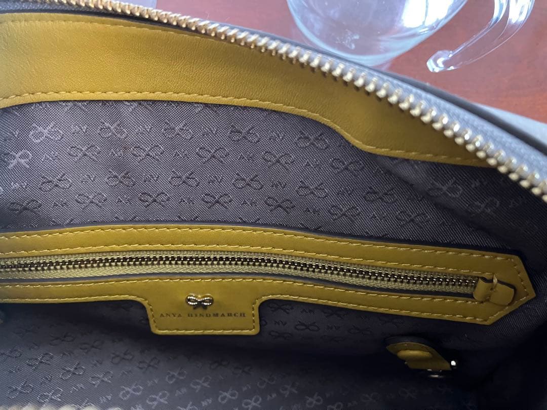 上品なアニヤハインドマーチ ショルダーバッグ グレージュ カーカバレル‼️