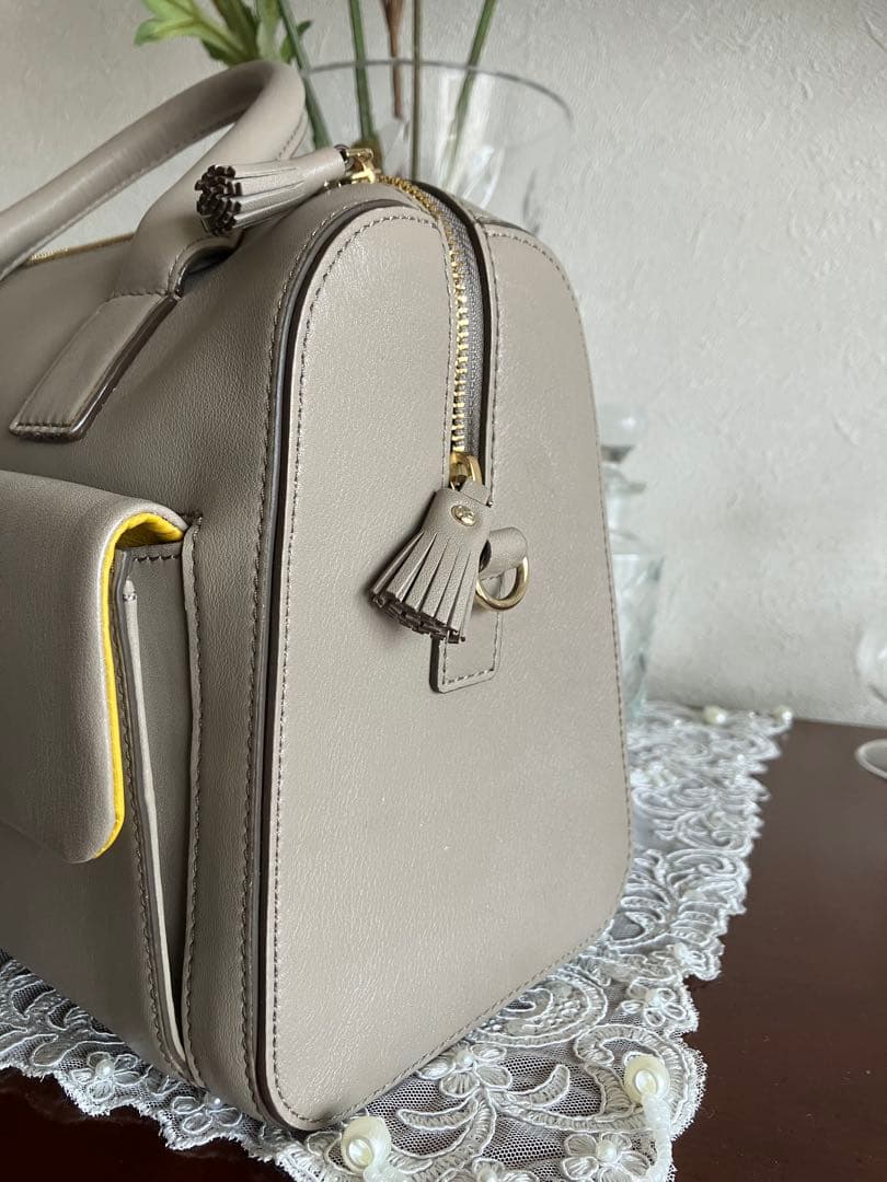 上品なアニヤハインドマーチ ショルダーバッグ グレージュ カーカバレル‼️