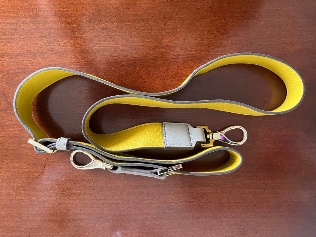 上品なアニヤハインドマーチ ショルダーバッグ グレージュ カーカバレル‼️