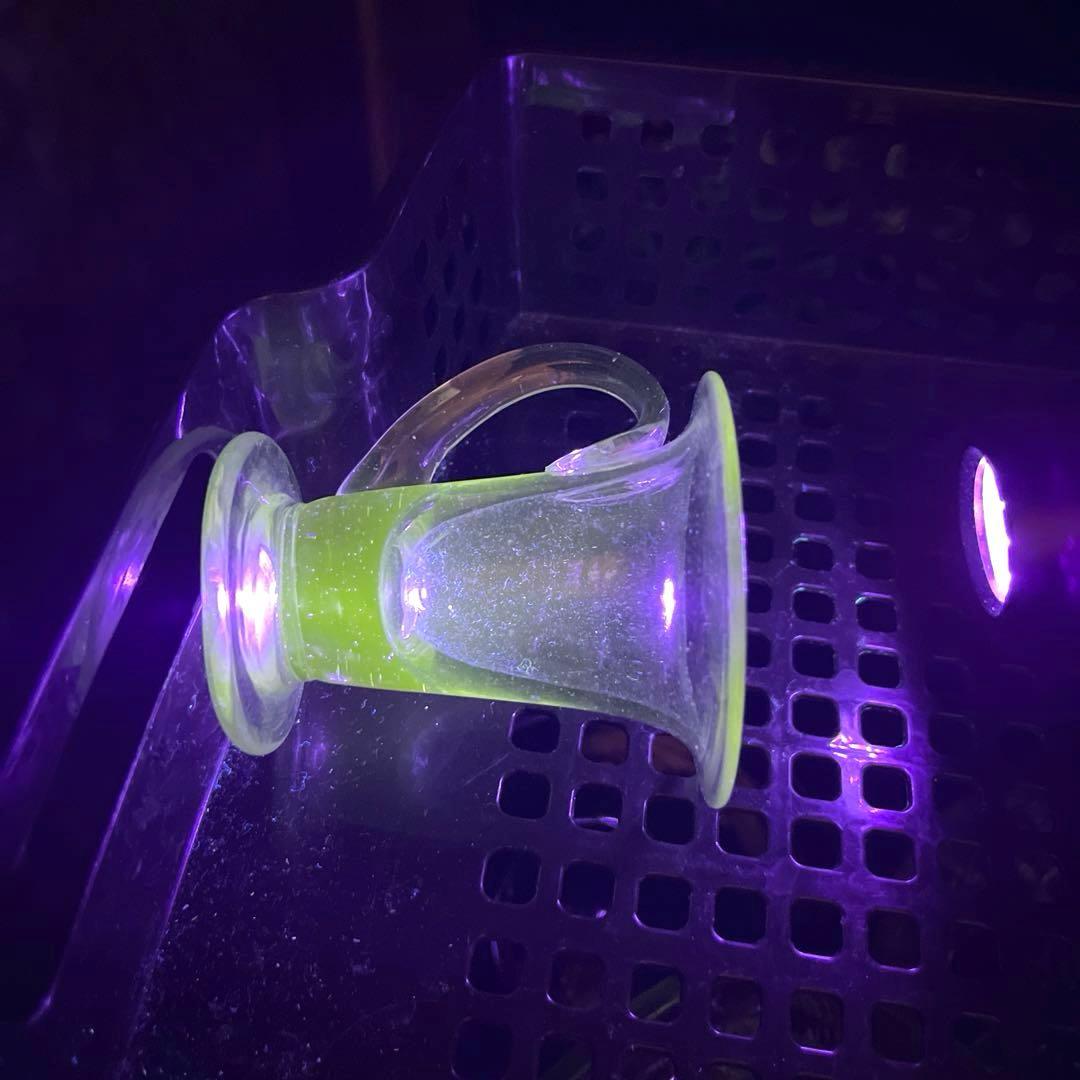 骨董　時代ガラス　ゆらゆら銀色　反り口　アイスクリームコップ　氷コップ　ウラン