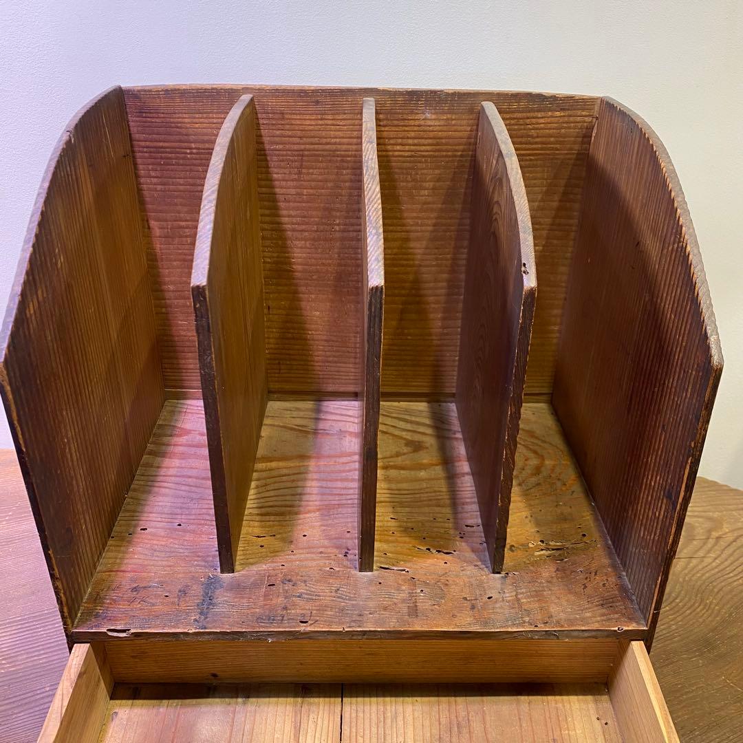 引き出しの付いた古い本立て アンティーク