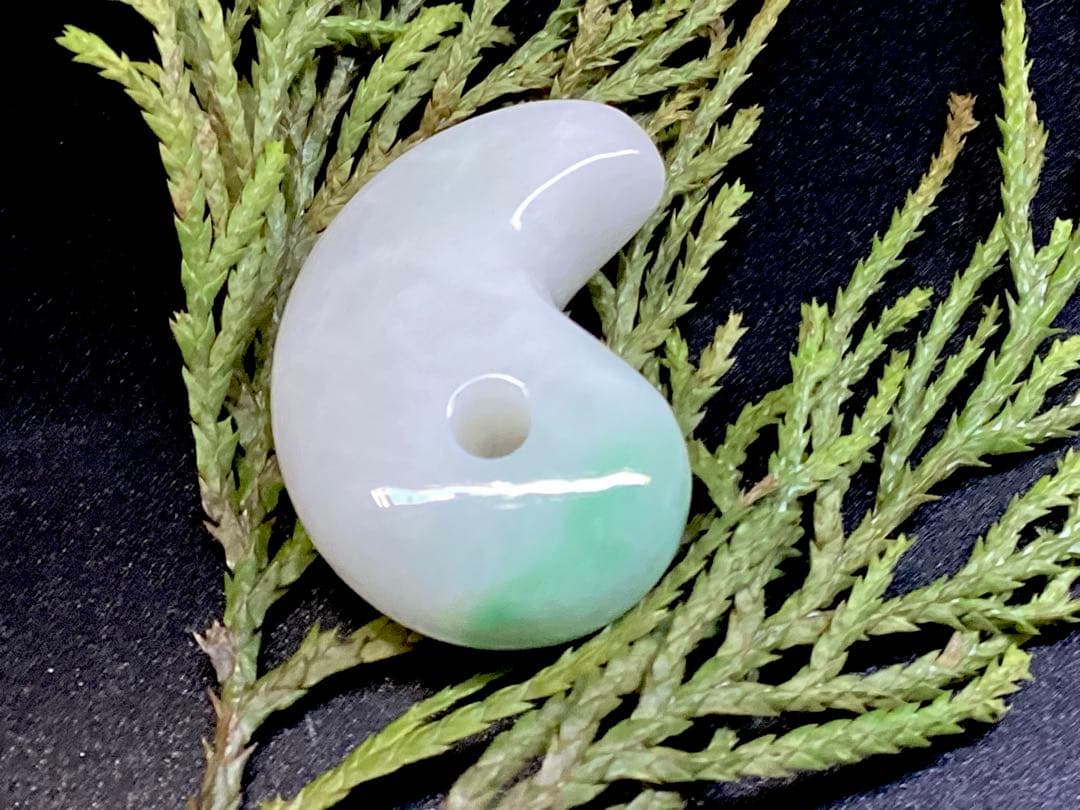 ✳桁違いの色合い　糸魚川翡翠ジェダイト　勾玉　鑑別書取得の天然無垢　超お買得品‼️