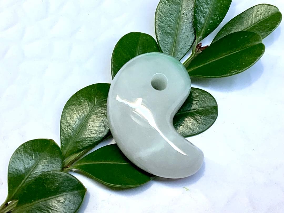 ✳桁違いの色合い　糸魚川翡翠ジェダイト　勾玉　鑑別書取得の天然無垢　超お買得品‼️