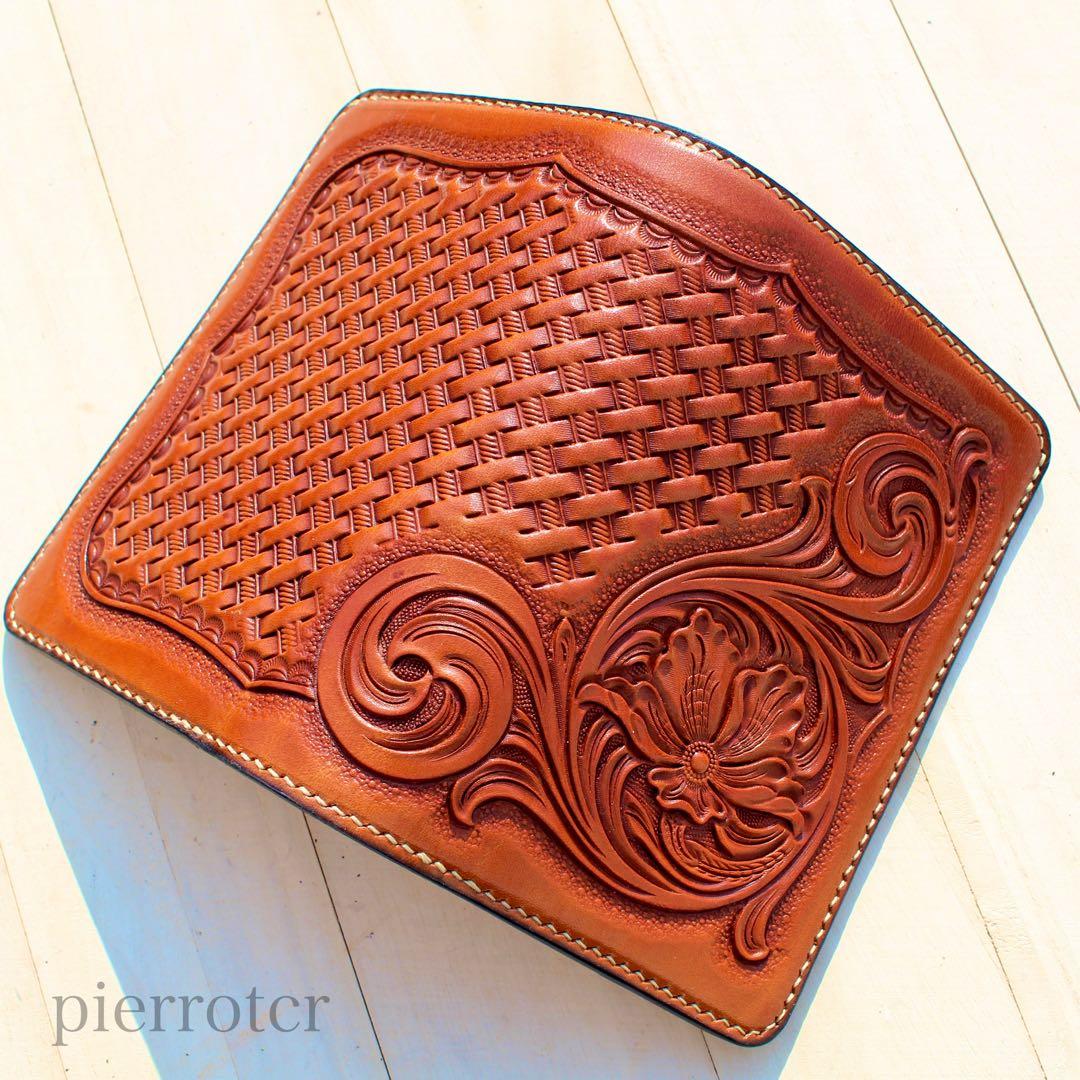 手彫り革財布　カービングミドルウォレット