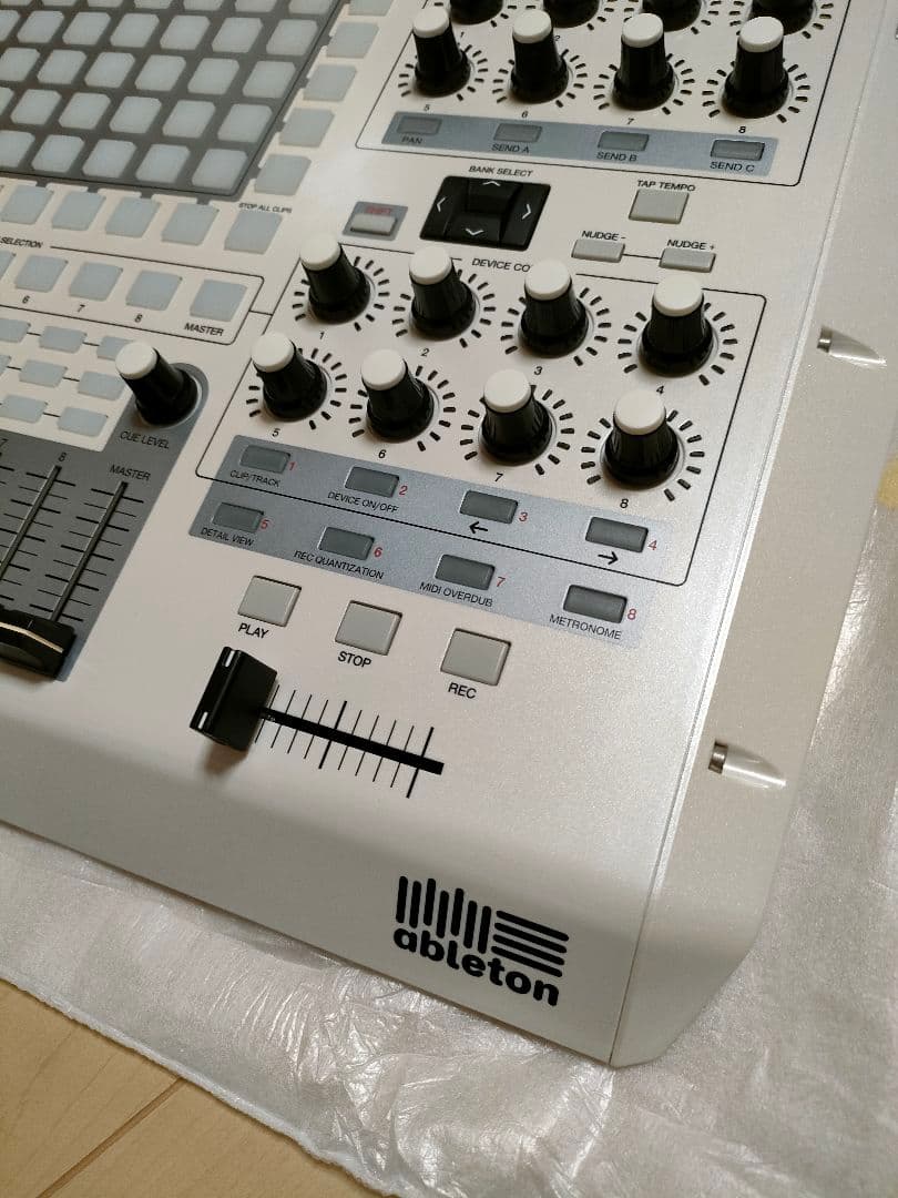 【未使用・限定カラー】AKAI APC40 Ableton コントローラー