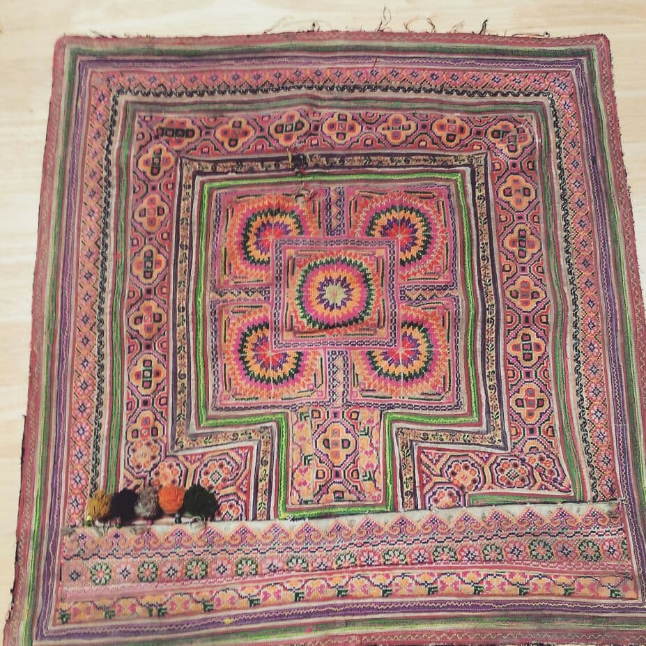 アカ族の手刺繍タペストリー