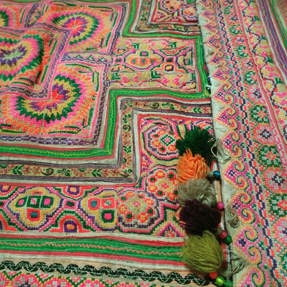 アカ族の手刺繍タペストリー