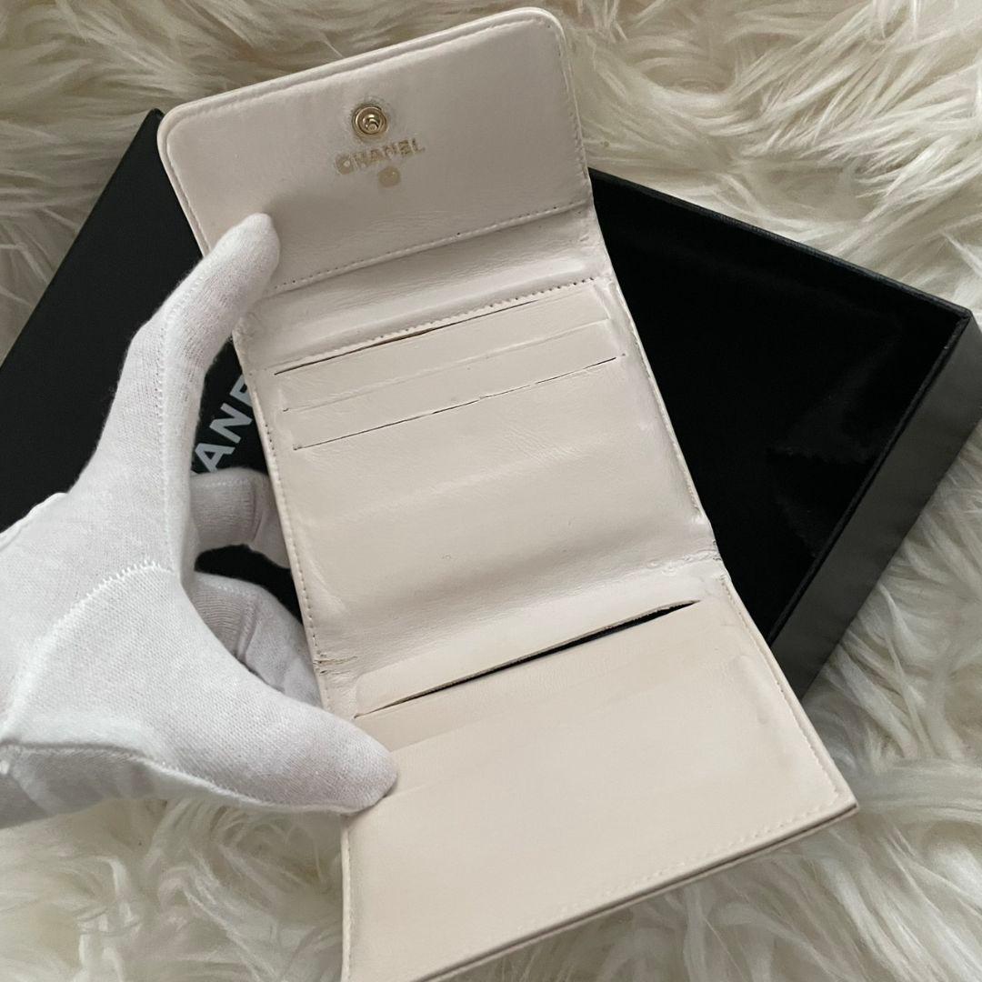 シャネル CHANEL 三つ折り 財布 ココマーク 白 キャビアスキン