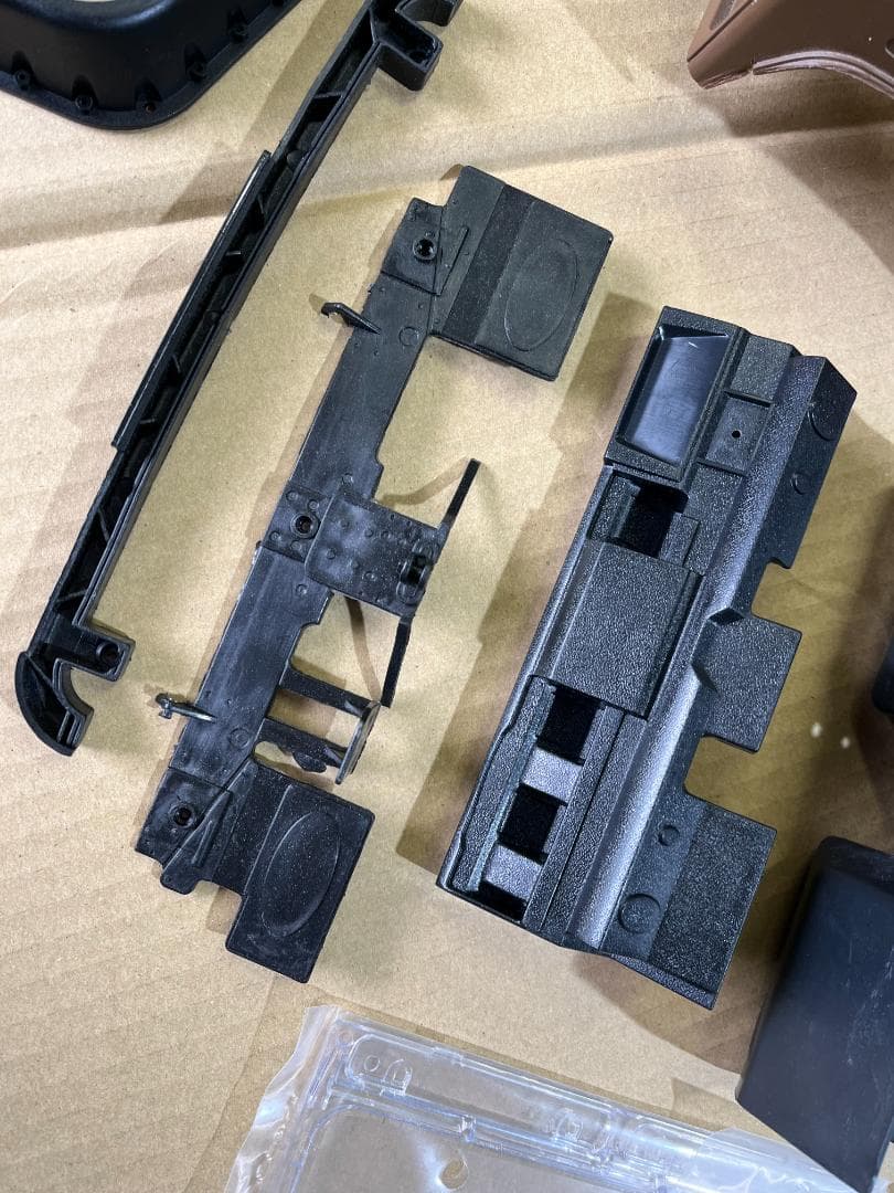 1/10クローラー用ディフェンダーボディ　ヘッドライトカバー片方欠品