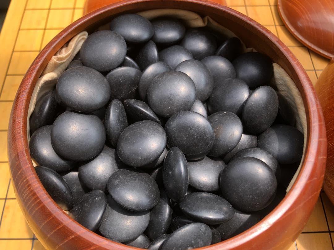 囲碁盤と碁石 黒(那智黒石) 白(蛤貝)