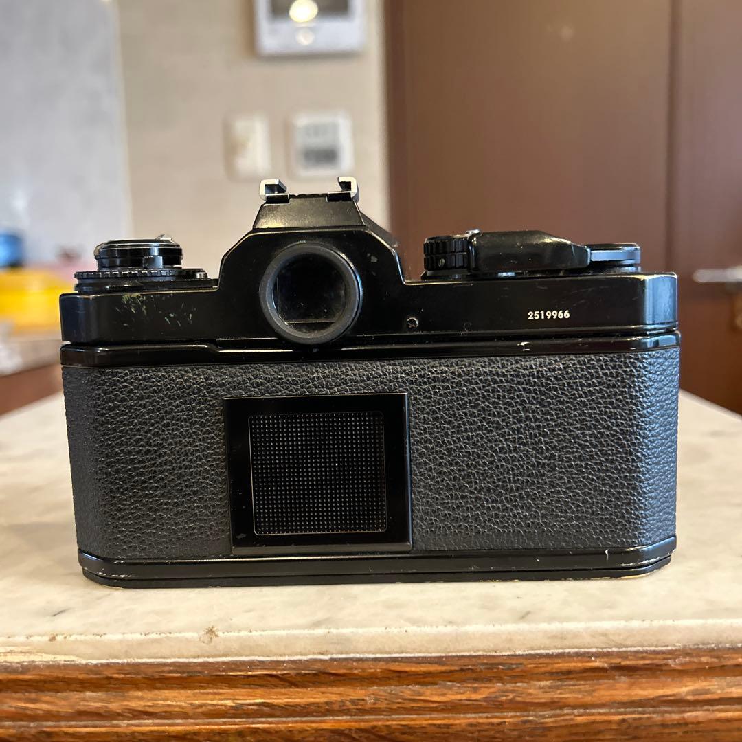 Nikon FE2 稼働品ですがレンズ脱着ボタンが食い込んでいます。
