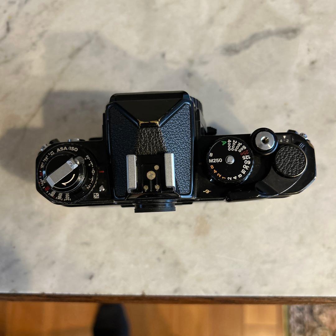 Nikon FE2 稼働品ですがレンズ脱着ボタンが食い込んでいます。