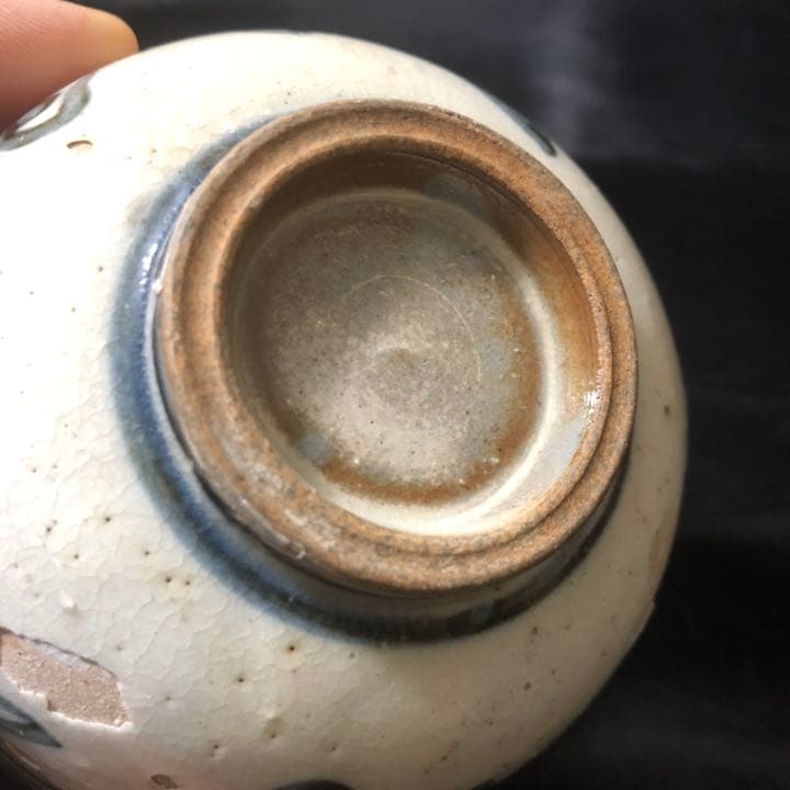 蔵からかなり古そうなトンボの絵付けの陶器が出てきた。茶道具、抹茶茶碗？　古美術品