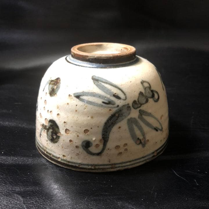 蔵からかなり古そうなトンボの絵付けの陶器が出てきた。茶道具、抹茶茶碗？　古美術品