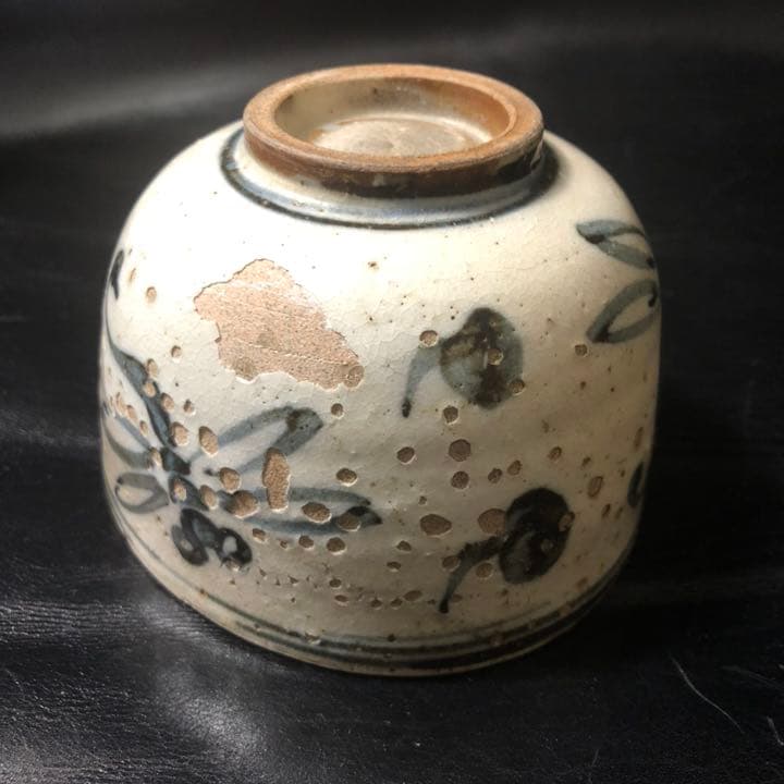 蔵からかなり古そうなトンボの絵付けの陶器が出てきた。茶道具、抹茶茶碗？　古美術品