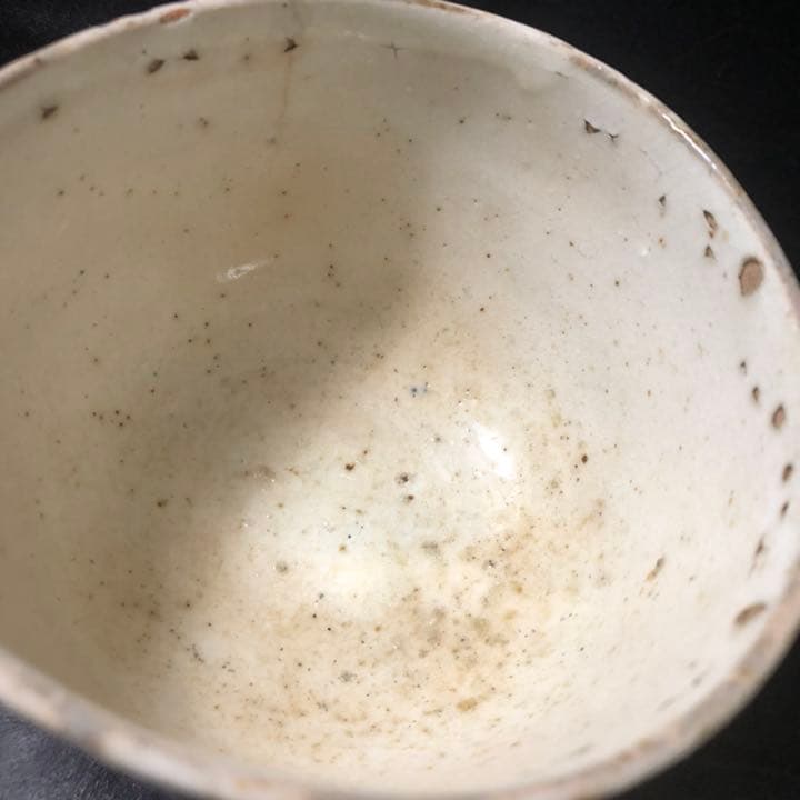 蔵からかなり古そうなトンボの絵付けの陶器が出てきた。茶道具、抹茶茶碗？　古美術品