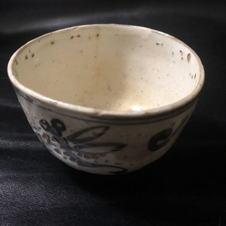 蔵からかなり古そうなトンボの絵付けの陶器が出てきた。茶道具、抹茶茶碗？　古美術品