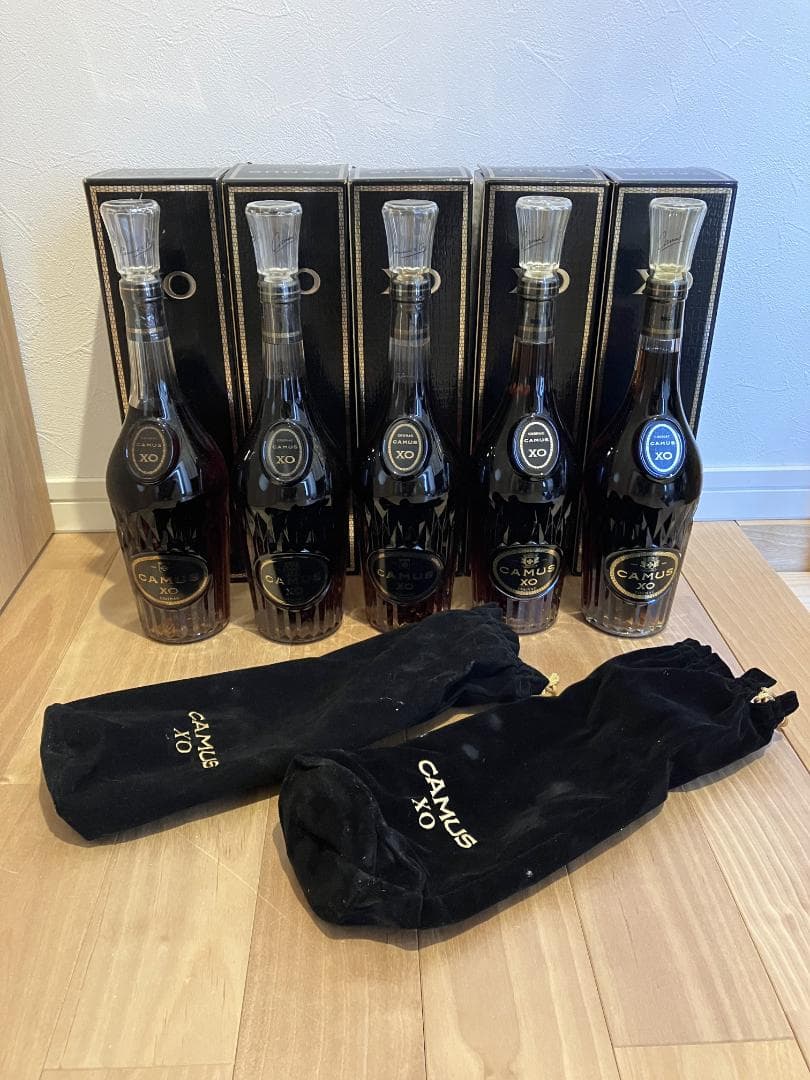 CAMUS XO（700ml）ロングネックの5本セット、おまけ付き。