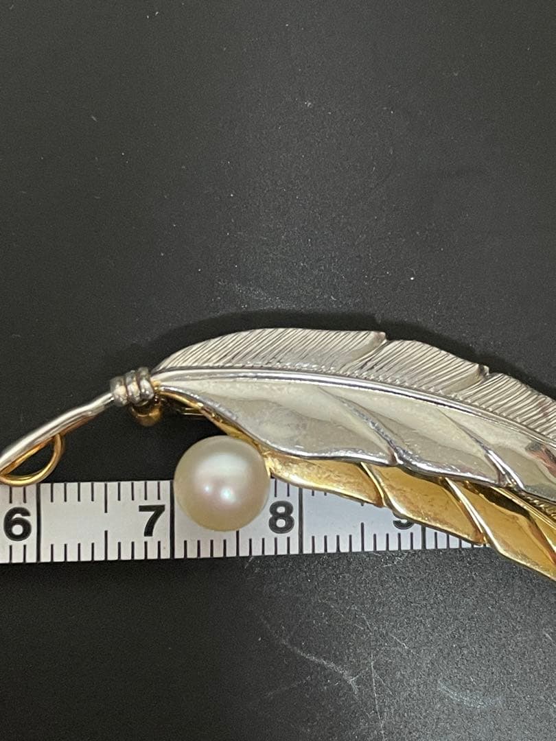 k18とPt900の羽根デザイン パール付きブローチ