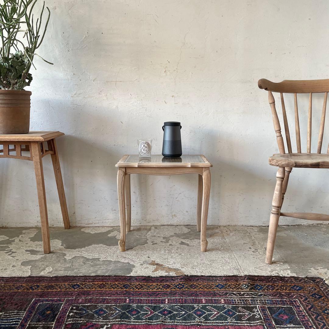 ガラストップサイドテーブル ガラストップベッドサイドテーブル　中　猫脚　剥離