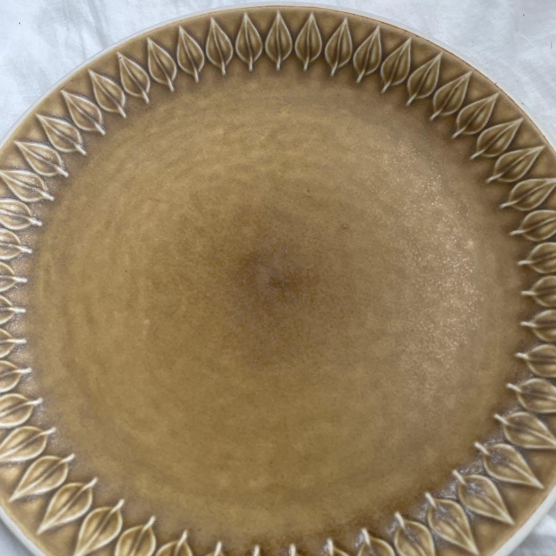 クイストゴー　ディナープレート　レリーフ