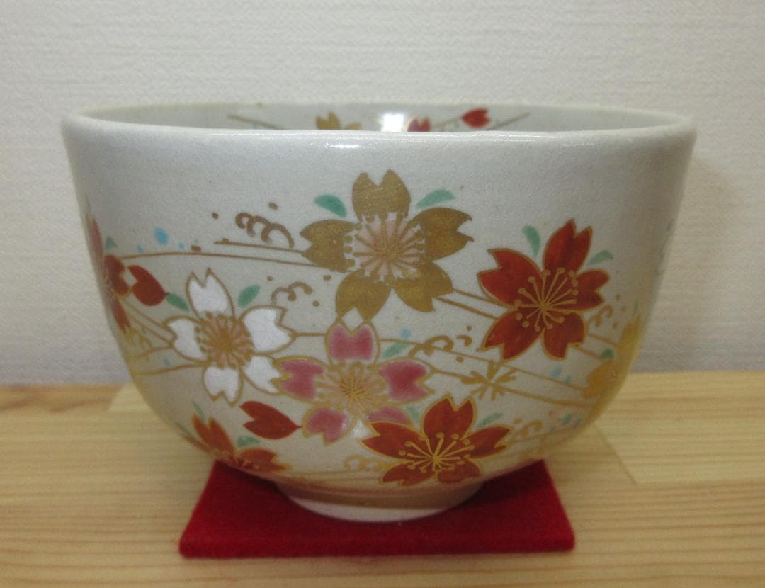 送料込【逢絢亭・新品】茶道具 茶碗 杣山焼 色絵 桜川の図 杣山契月 共箱入り