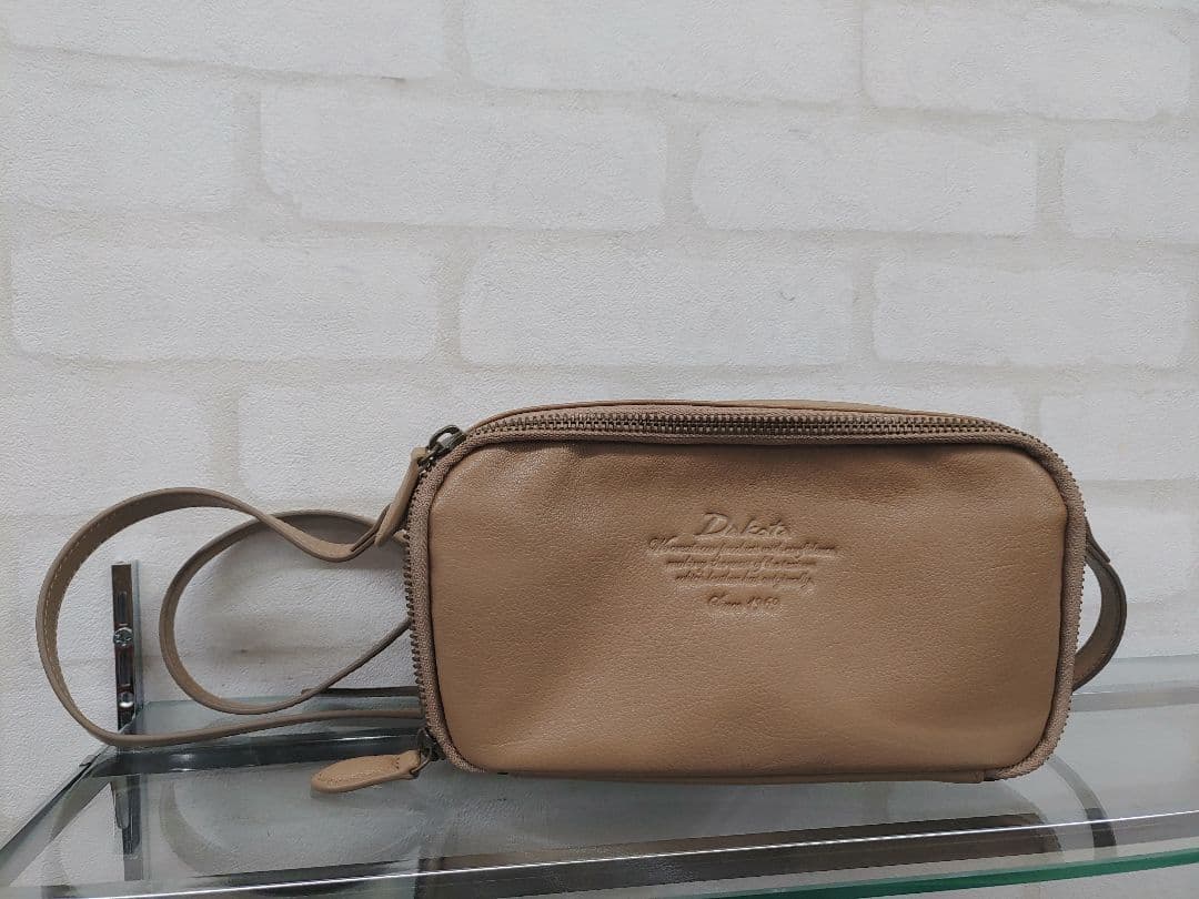 Dakota スクエア型　お財布ポシェット　アミューズ　オーク　ショルダーバッグ