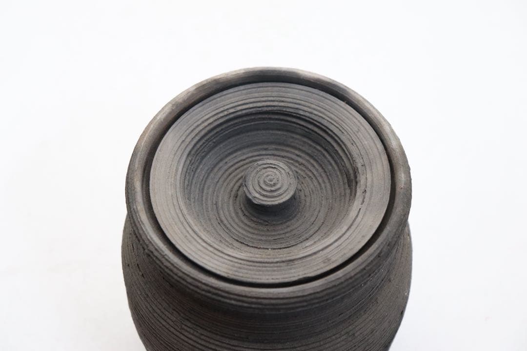 坂田甚内作　黒陶弦紋蓋付壺① 送料込250810