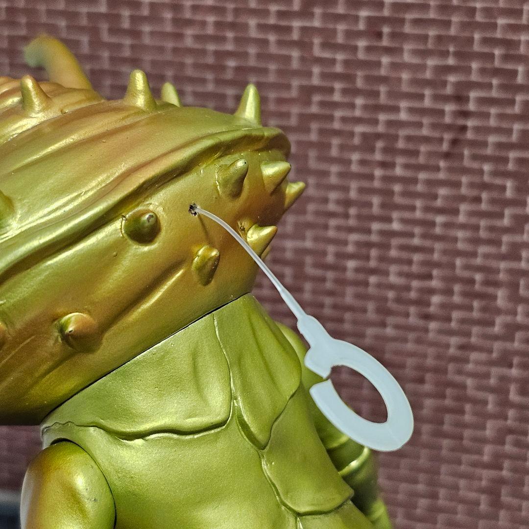 金運アップ！幸運のカネゴン　ゴールドバージョン　ソフビ　フィギュア