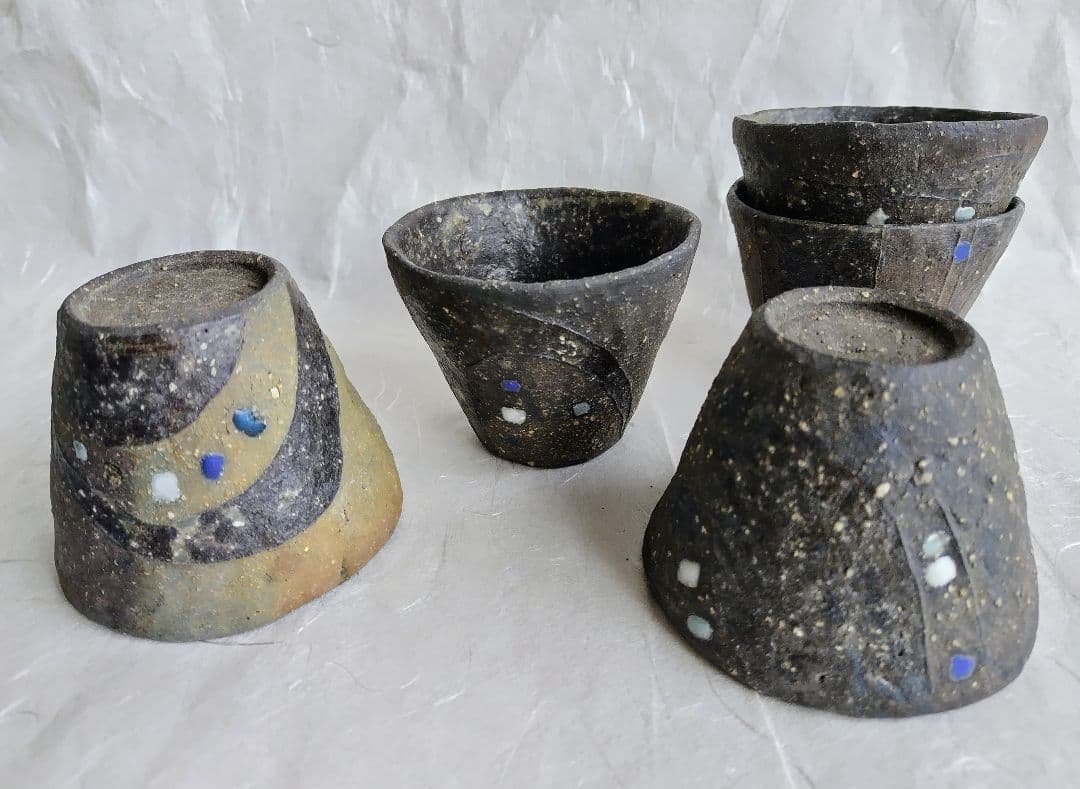 SUN 焼締め黒釉掛け分け小鉢(そば猪口五点組)と桃丸鉢