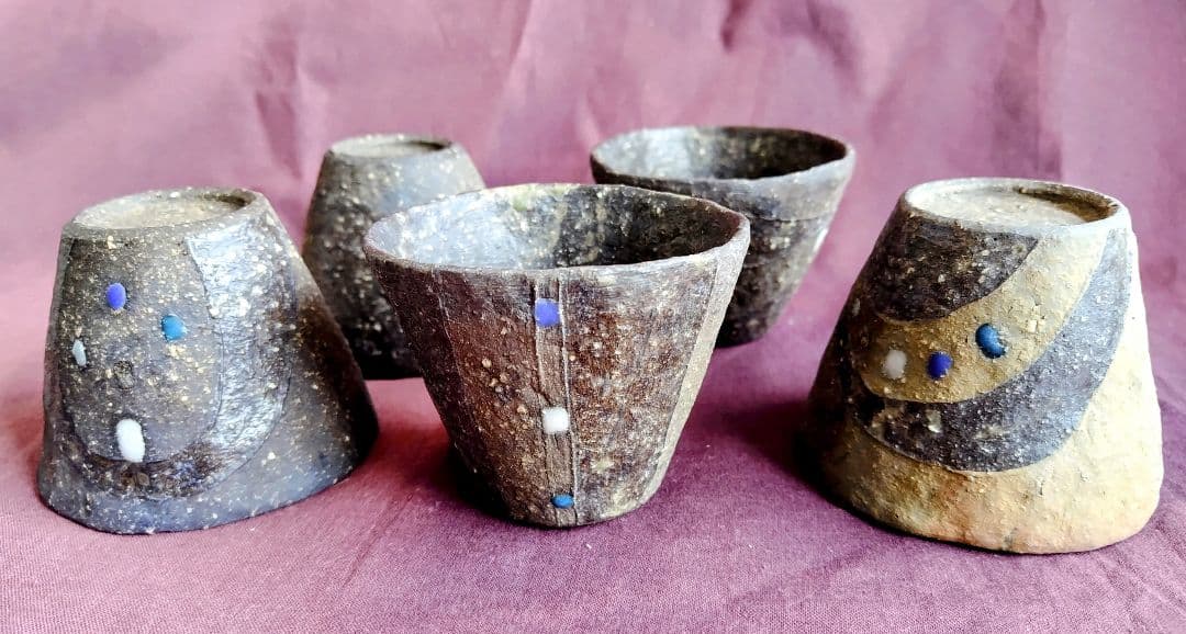 SUN 焼締め黒釉掛け分け小鉢(そば猪口五点組)と桃丸鉢