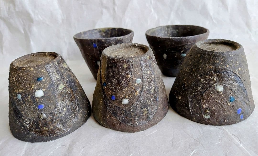 SUN 焼締め黒釉掛け分け小鉢(そば猪口五点組)と桃丸鉢