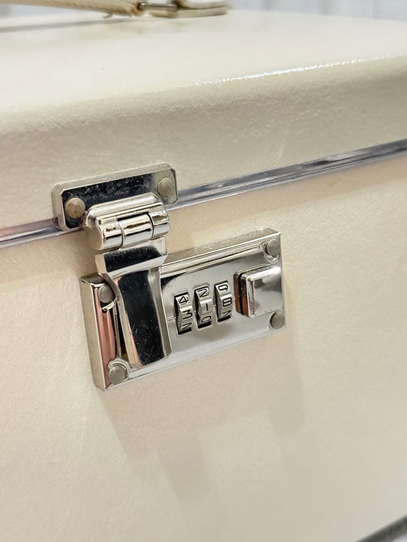 グローブトロッター　バニティ　限定　ホワイト