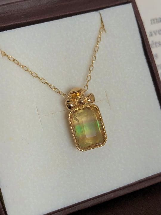 フローライトの香水瓶　ペンダントトップ