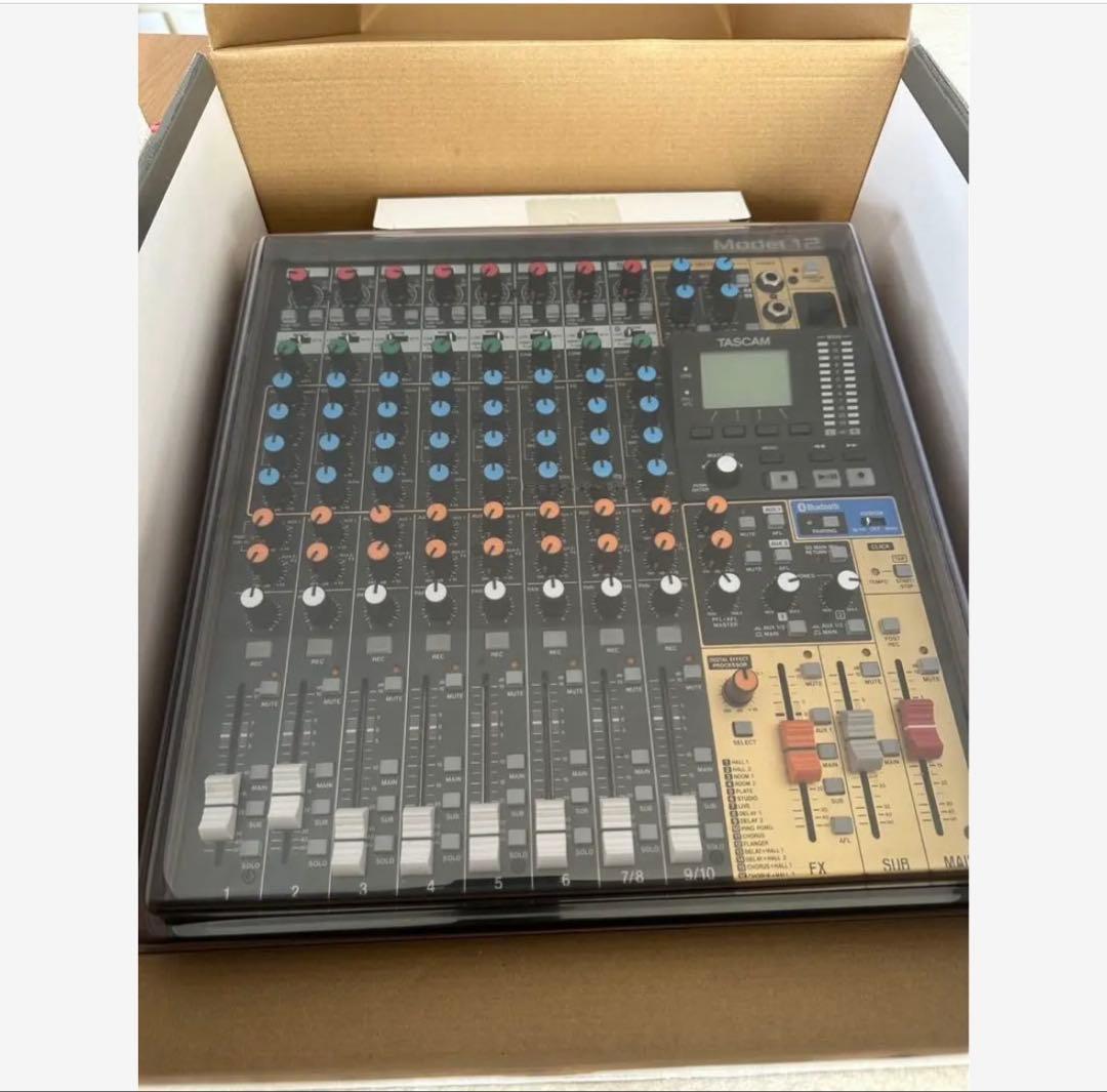 カバー付きTASCAM Model 12 レコーディングミキサー