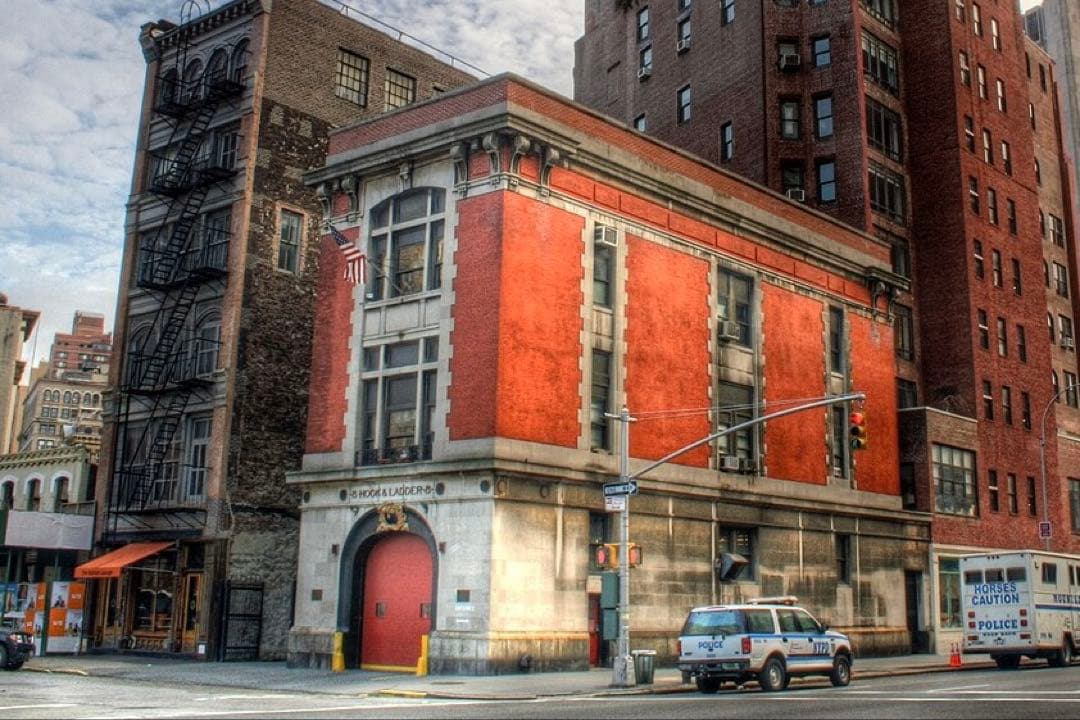 世界限定1984個 ゴーストバスターズ ライトアップスタチュー ファイアハウス