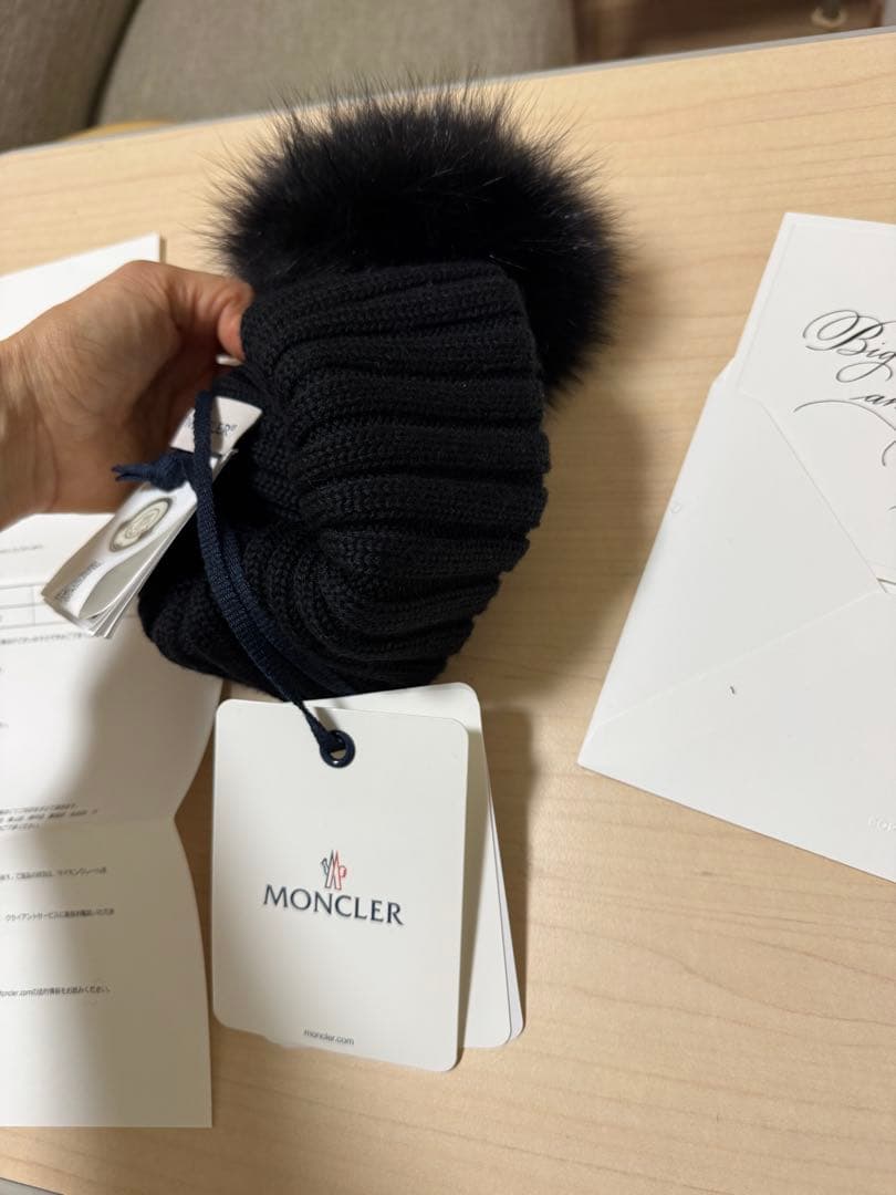 MONCLER ブラックファー付きニット帽