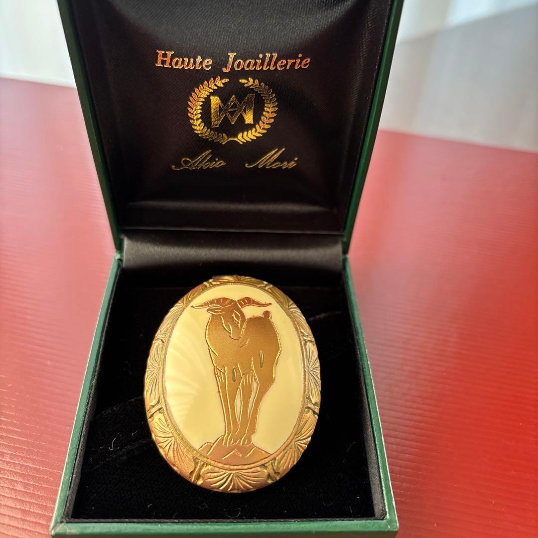 アキオモリ　山羊ブローチ　ケース付き