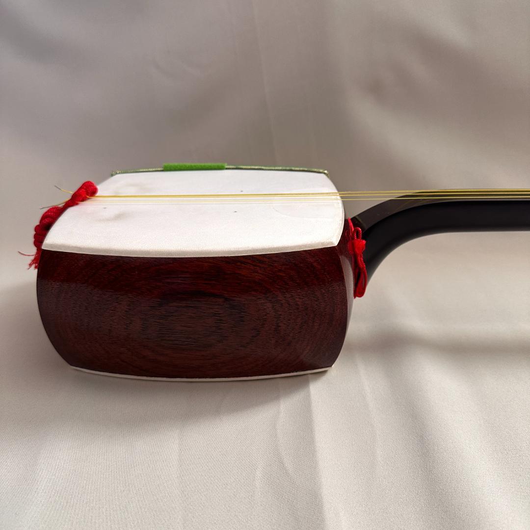 【即演奏可能】高級細棹三味線 正寸 紅木金細 子持綾杉胴 天然撥&駒他 備品多数