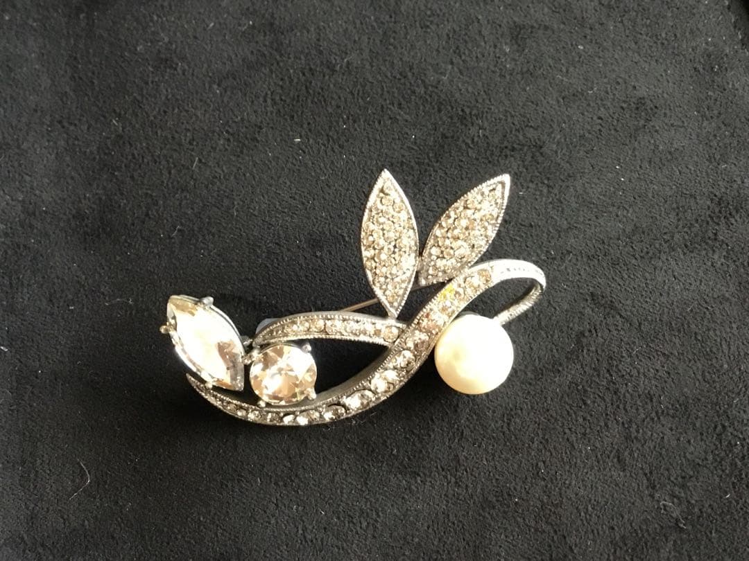 在庫一掃セール中！職人技が一粒光るパールと輝きを放つストーンのブローチ