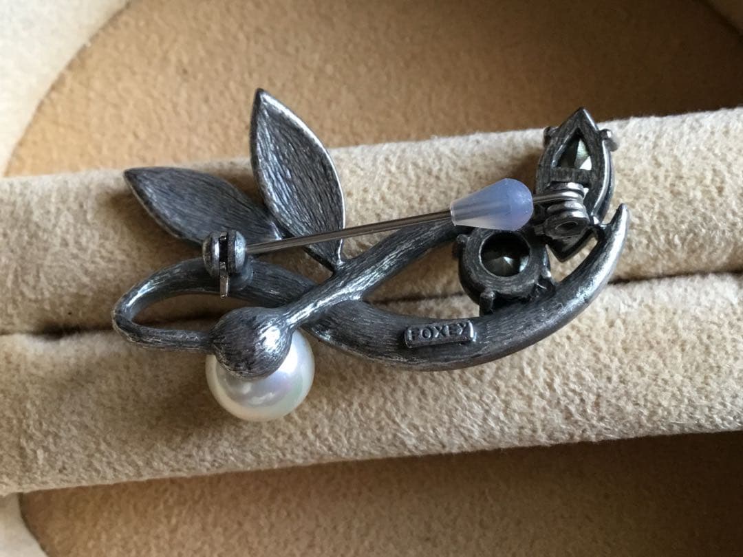 在庫一掃セール中！職人技が一粒光るパールと輝きを放つストーンのブローチ