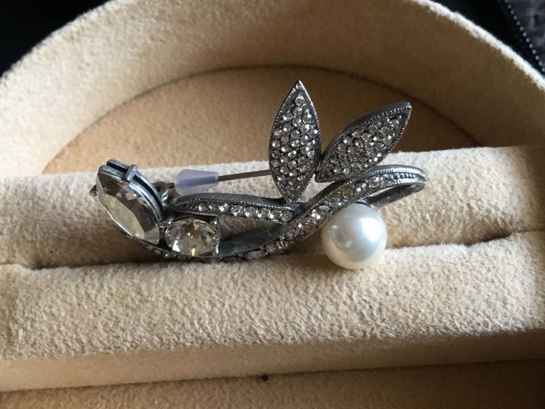 在庫一掃セール中！職人技が一粒光るパールと輝きを放つストーンのブローチ