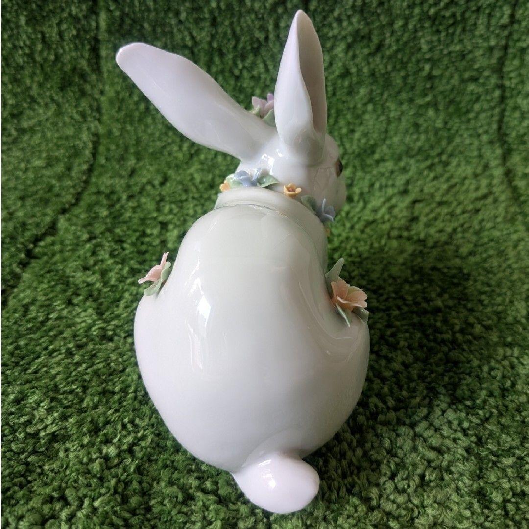 ウサギの陶器置物 花の飾り付き