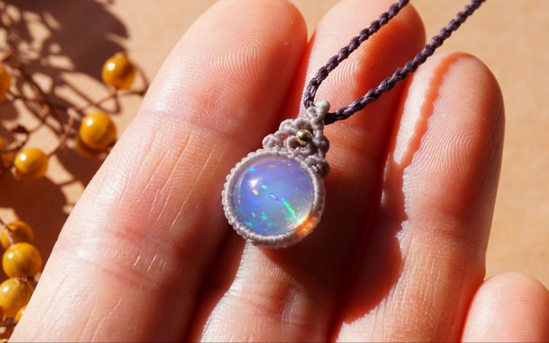 浮かぶ満月　エチオピア産オパール　マクラメ　ネックレス