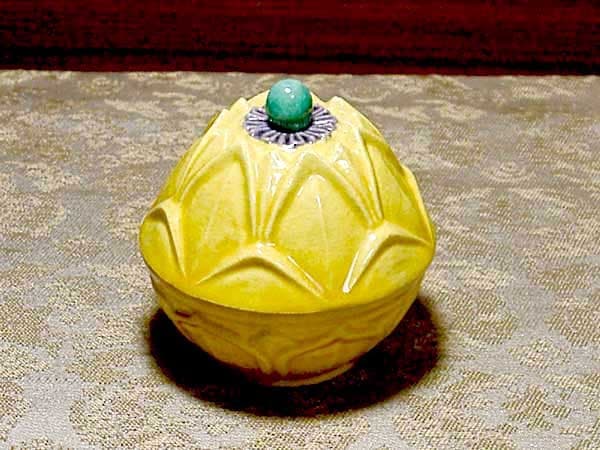 三井大磯　古余呂技窯　川瀬順一（竹春）作　交趾　歓冬花　香合　無傷　共箱　保証。