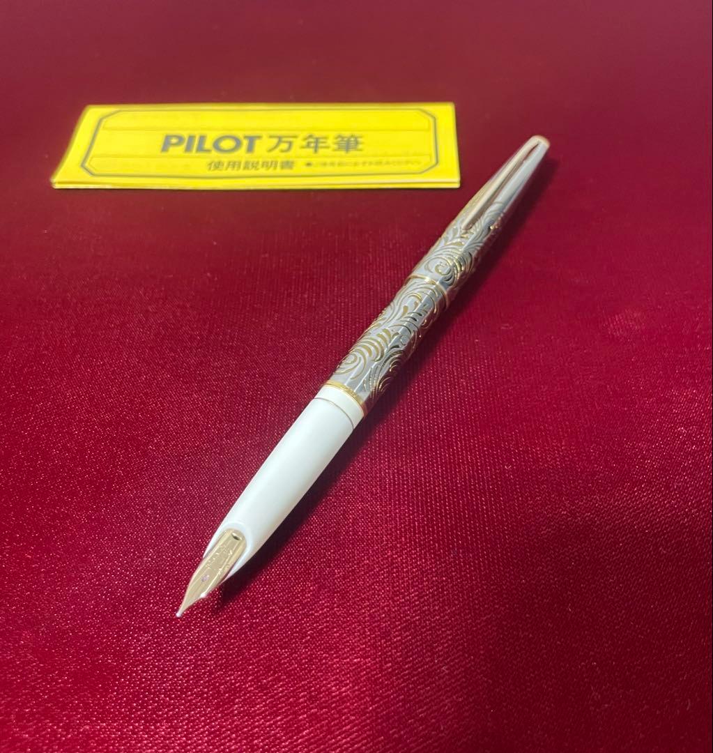 ⚪︎新品未使用　1970年代製　レディ 唐草　アイボリーカバー 18K F 絶版